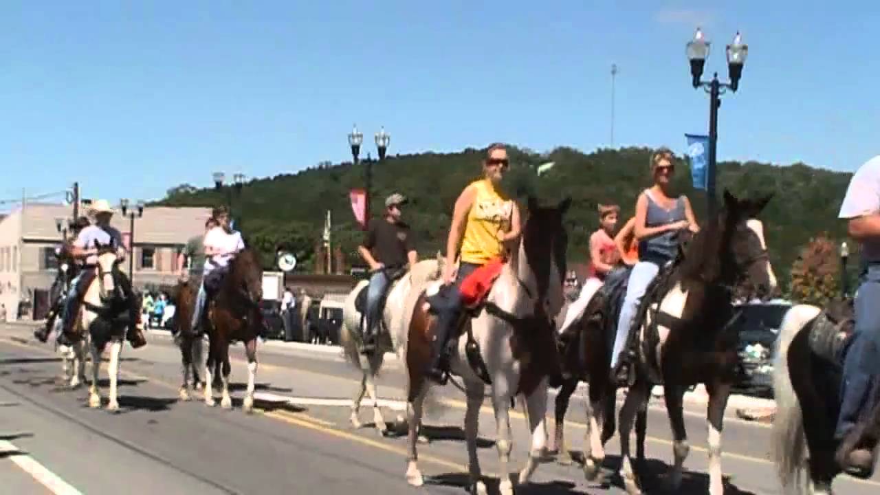 Fall Horse ride in a small town in Tennessee - YouTube
