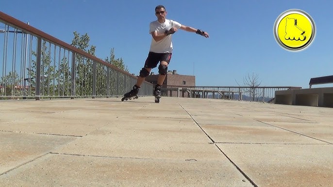 Sonriente Niña Asiática De 5 Años Yendo En Sus Patines En Línea