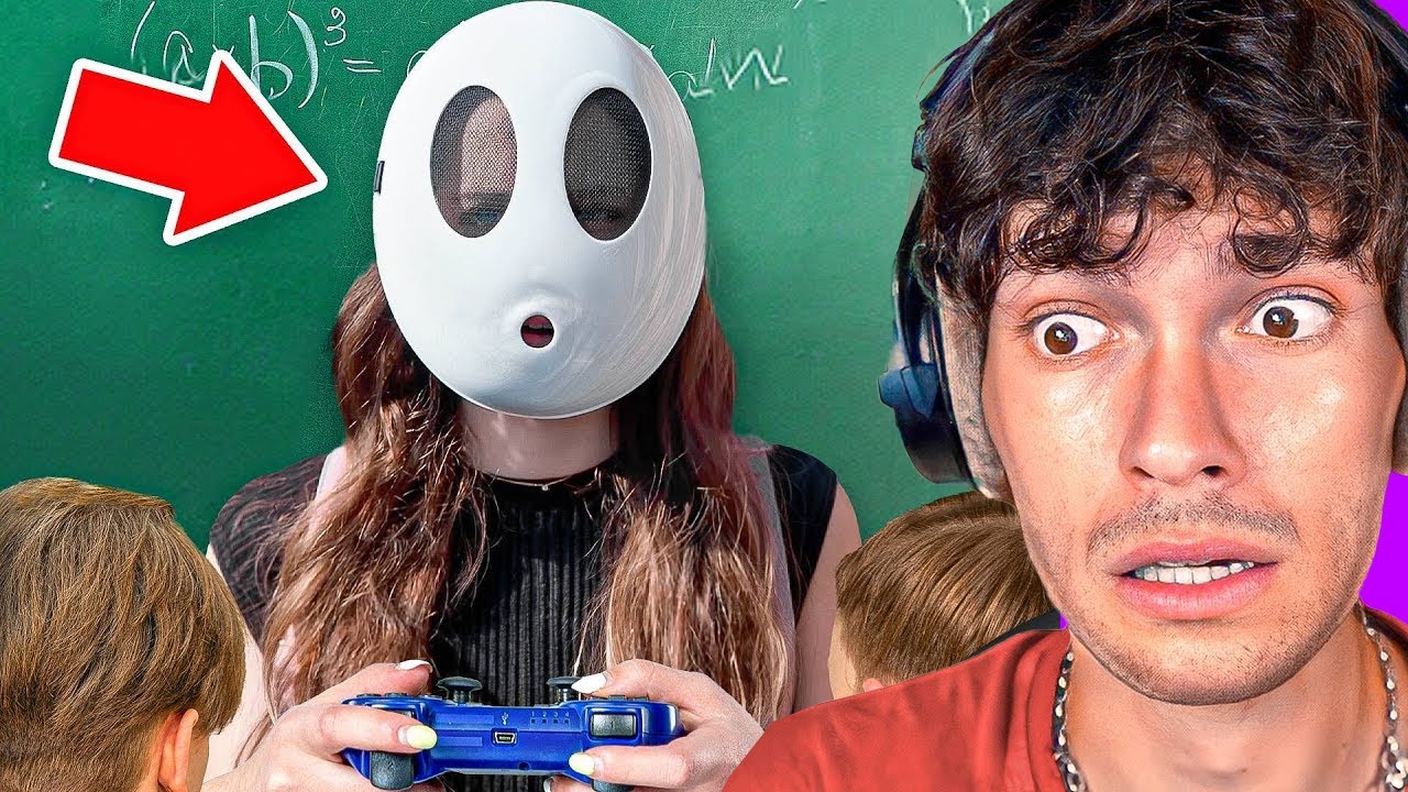 Une FILLE GAMER Cache Son VISAGE à L'ÉCOLE !!