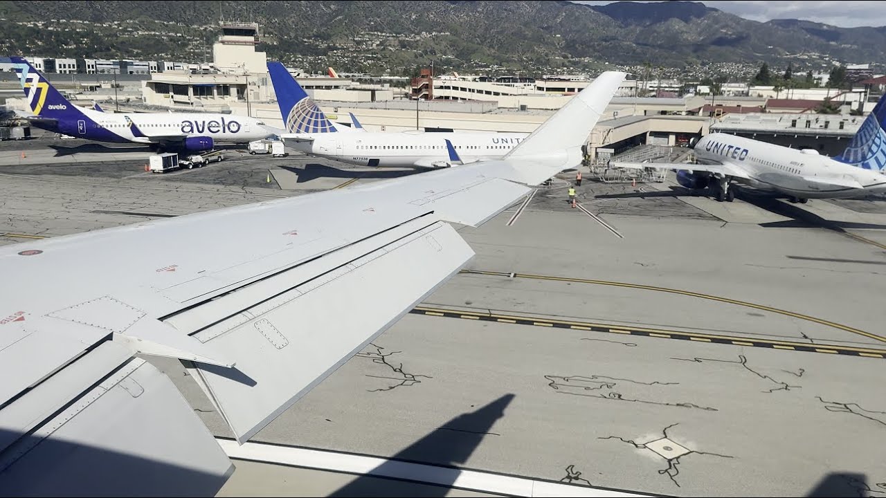 4K American Eagle (SkyWest) Bombardier CRJ-700 [N755EV] descent and landing in BUR