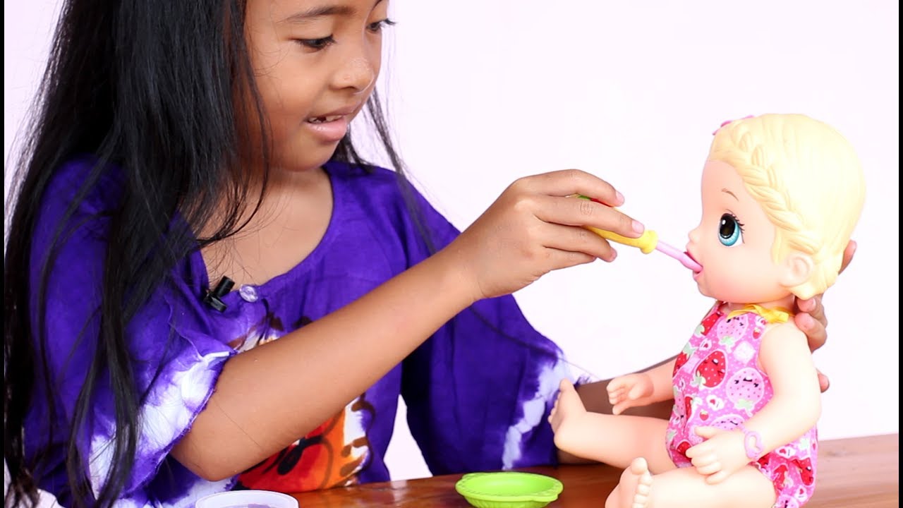 Gambar Mewarnai Anak  Perempuan Bermain Boneka  gambarkakak