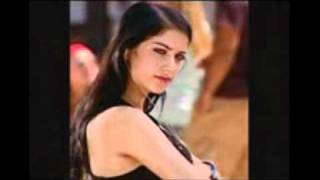 Hazal Kaya - Rüzgara Tesli̇m Oluyo Bedeni̇m Uçurumdayim Sensi̇n Nedeni̇m.
