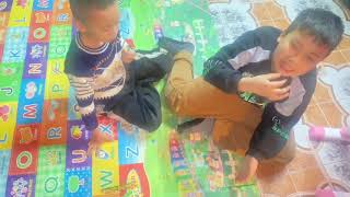 Trẻ nhỏ chơi game vui