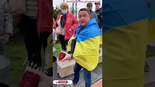 مواطن روسي يحرق جوازه اليوم على حدود بولندا رافعا العلم الأوكراني على كتفيه قائلا: أنني أشعر بالخجل
