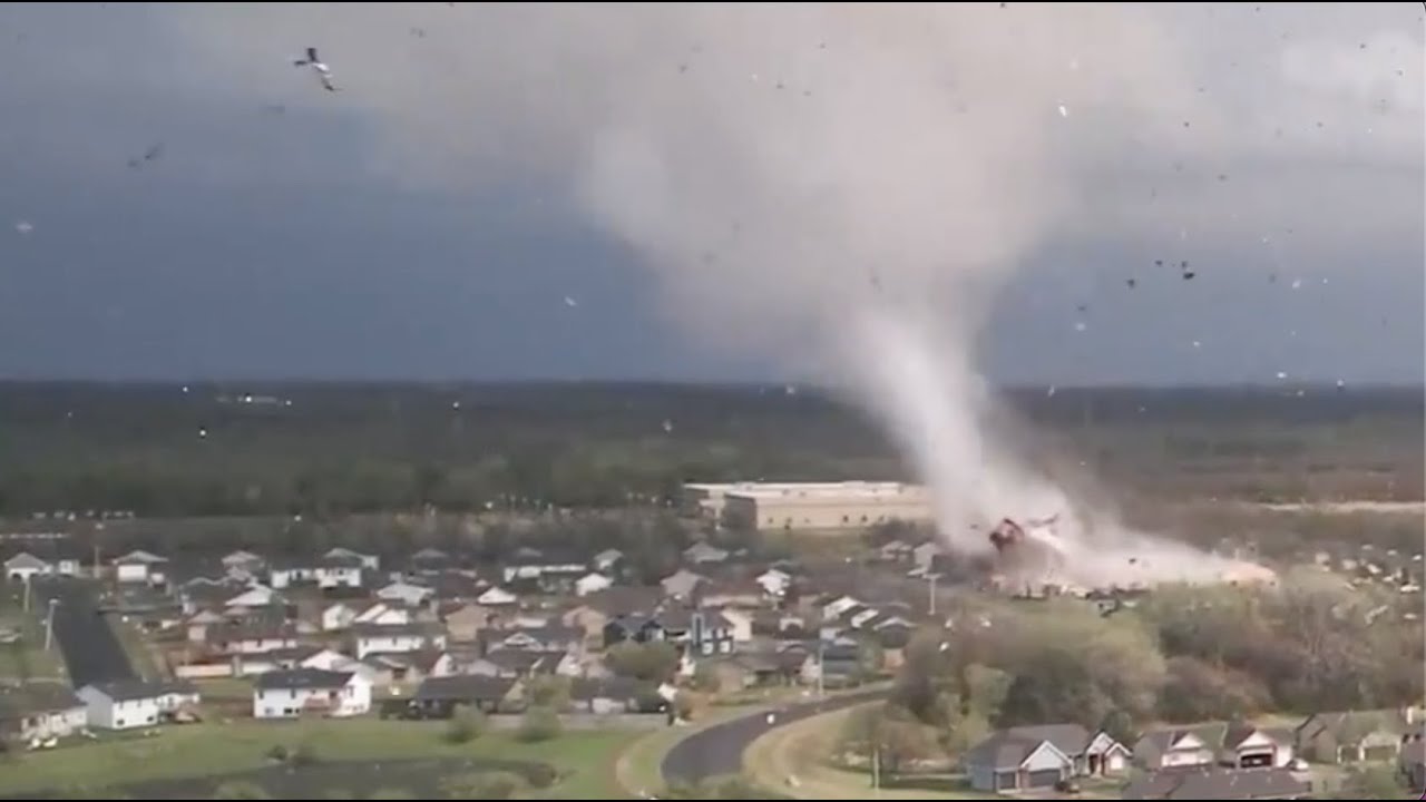 Drone Footage of Kansas Tornado - YouTube