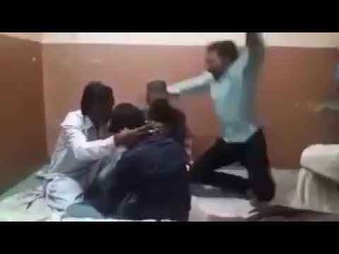 شيخ يقرا على واحد فيه جني الجني طلع ودخلهههههههههه