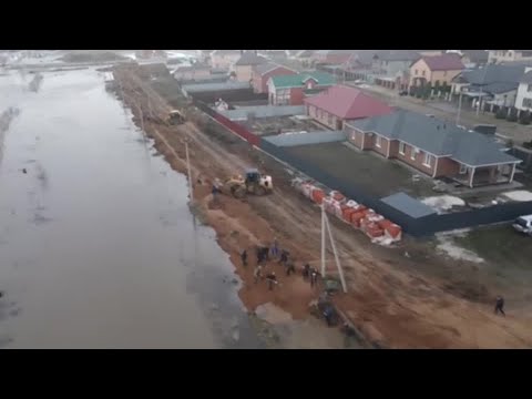 Russian villagers build homemade dam to keep out floods 