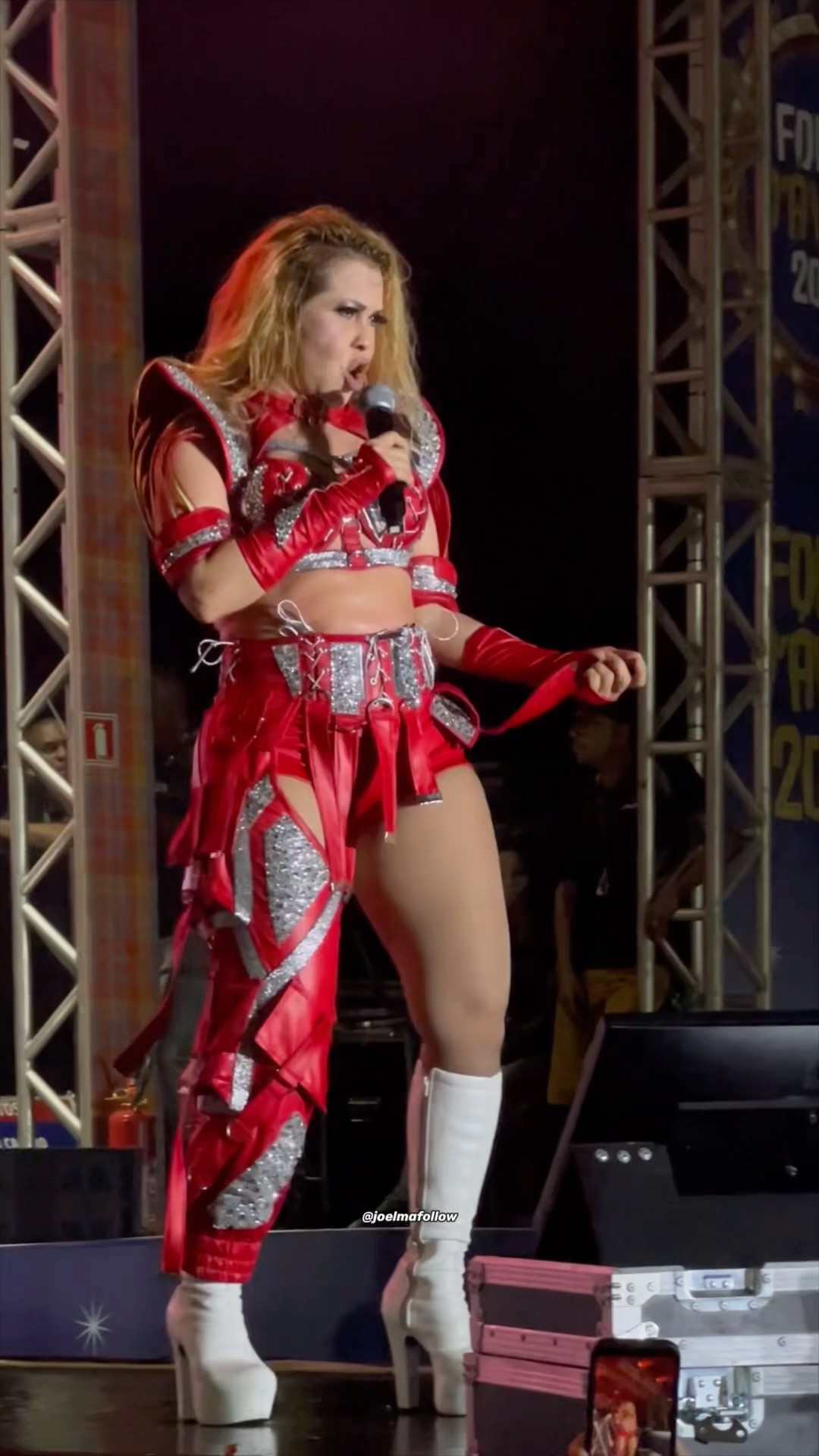 Joelma encantando os fãs com seu figurino lindíssimo