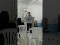 Edinei jiovani Tomás cantando na igreja