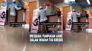 Viral Pria Bersarung Bawa Tumpukan Uang Dalam Tas Kresek