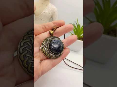 Кулон амулет на шнурку місяць натуральний камінь лабрадорит ларвікіт, видео 1
