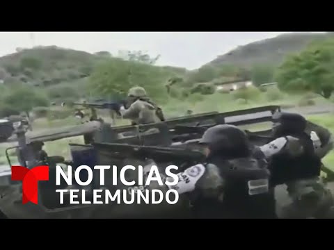 Video de un enfrentamiento entre militares y criminales en Michoacán | Noticias Telemundo