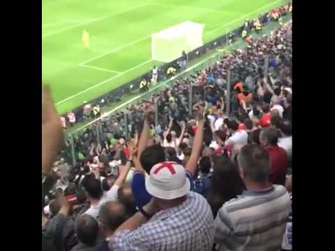 England fans respond to Italy's mexican wave