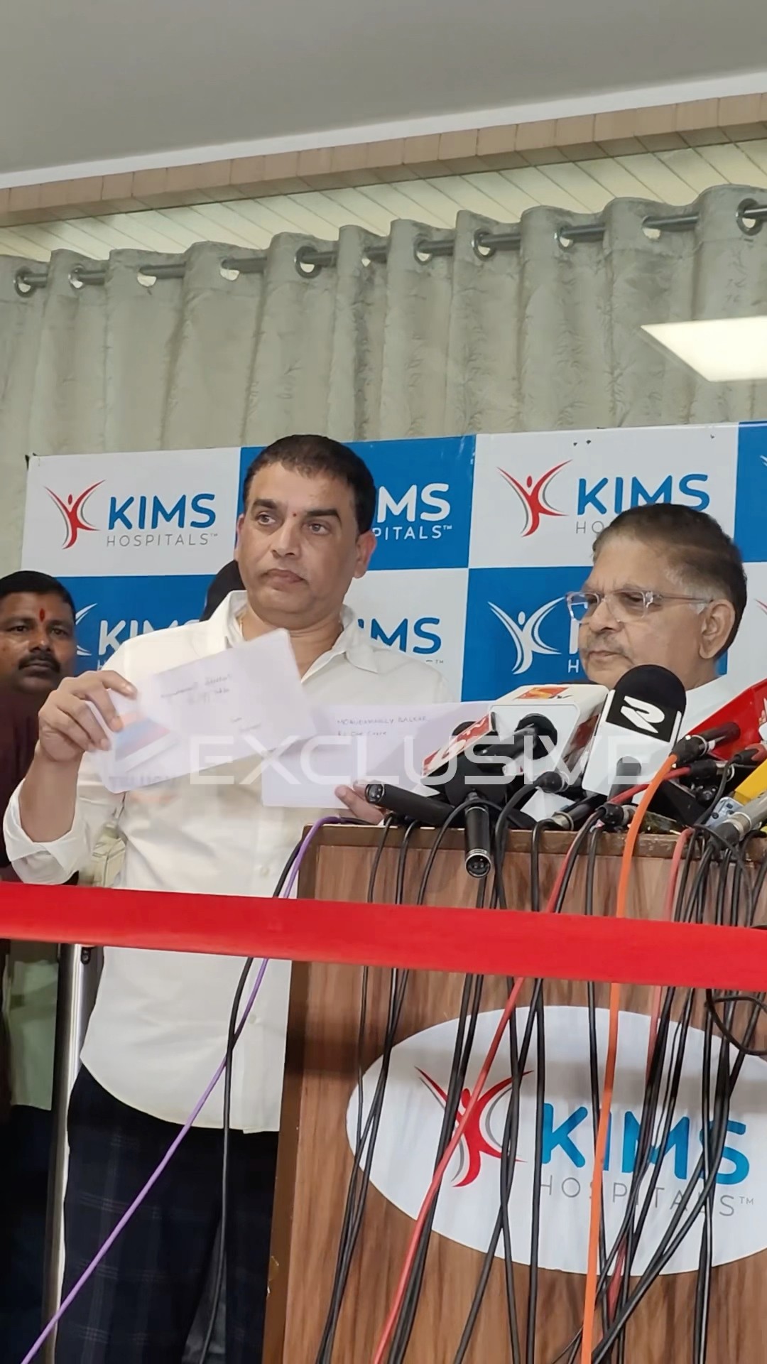 సంధ్య థియేటర్ బాధితుడు శ్రీతేజ్ కు 2 కోట్ల విరాళం అందించిన అల్లు అర్జున్, పుష్ప టీమ్ ?| #AlluArjun