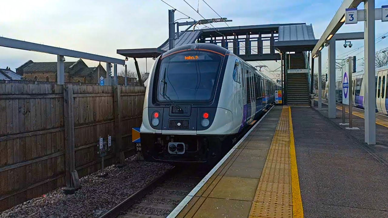 🚉 BRITISH RAIL CLASS 345 departing ABBEY WOOD (London Crossrail) - YouTube
