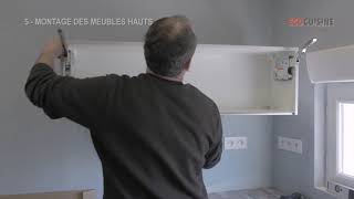 Comment monter sa cuisine équipée soi-même ? Etape 5 : le montage des meubles hauts