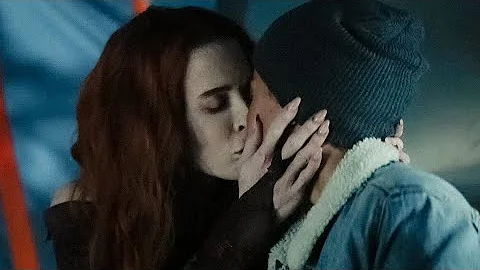 Batwoman 3x09 Poison Ivy and Renee kiss