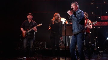 Blake Shelton Performs 