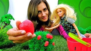 Lustige Schule mit Barbie Puppe. Wir machen Konfitüre.