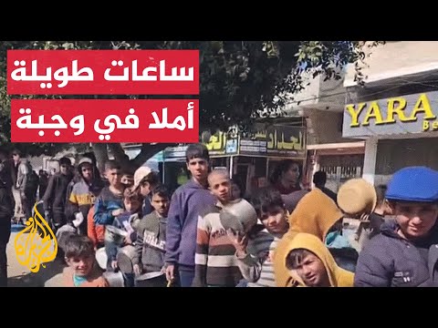 طوابير طويلة بدير البلح أملا في الحصول على وجبة واحدة