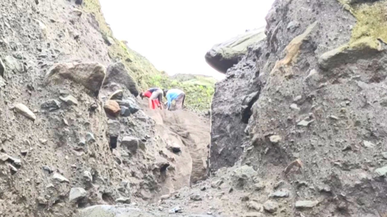 See how the miners lower the sand from the cliff, which below separates the rock and sand.