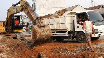 Truck Isuzu Working Loading Soil By Excavator Cat 320D for Big Dingger New Water Tunel