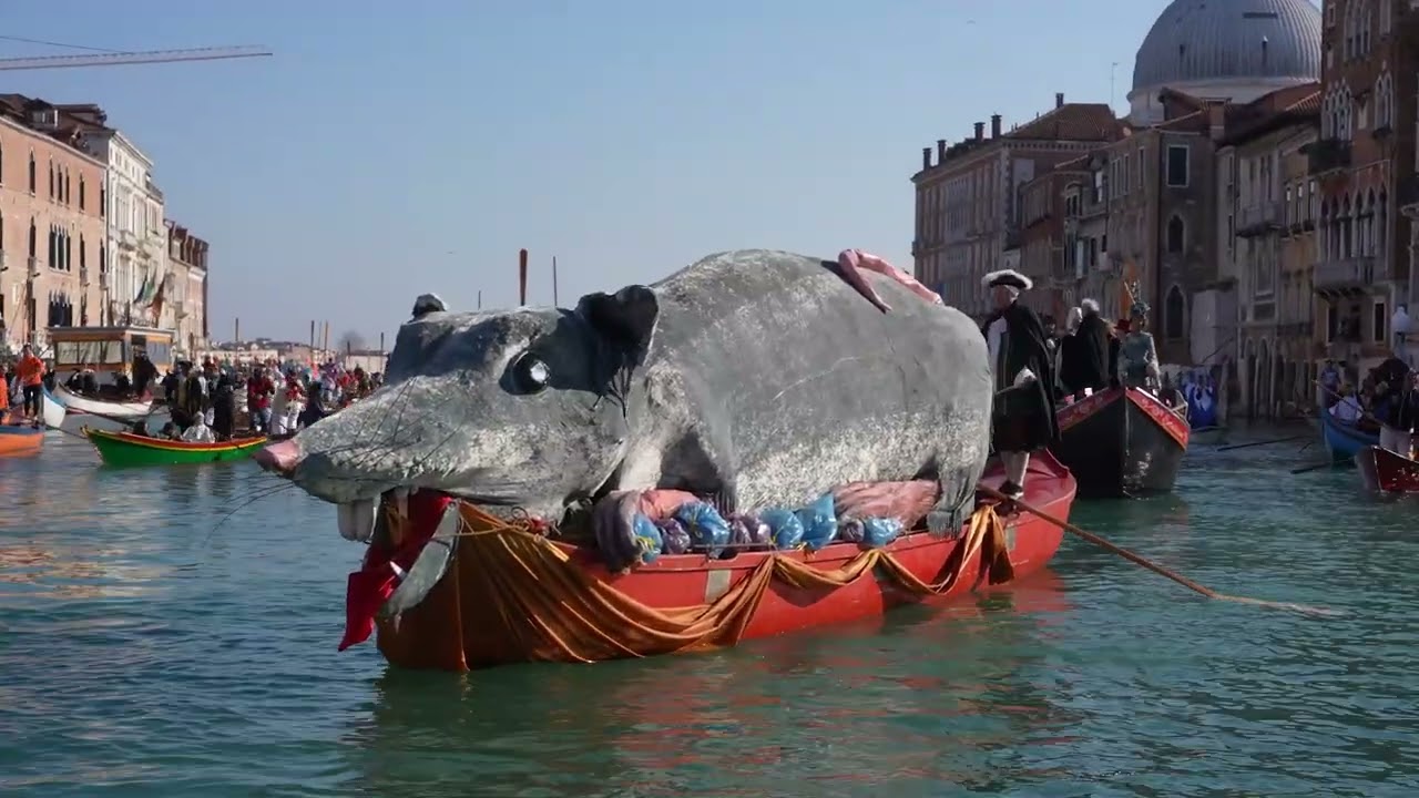 Carnevale di Venezia 2026, il corteo acqueo con lo scoppio della Pantegana
