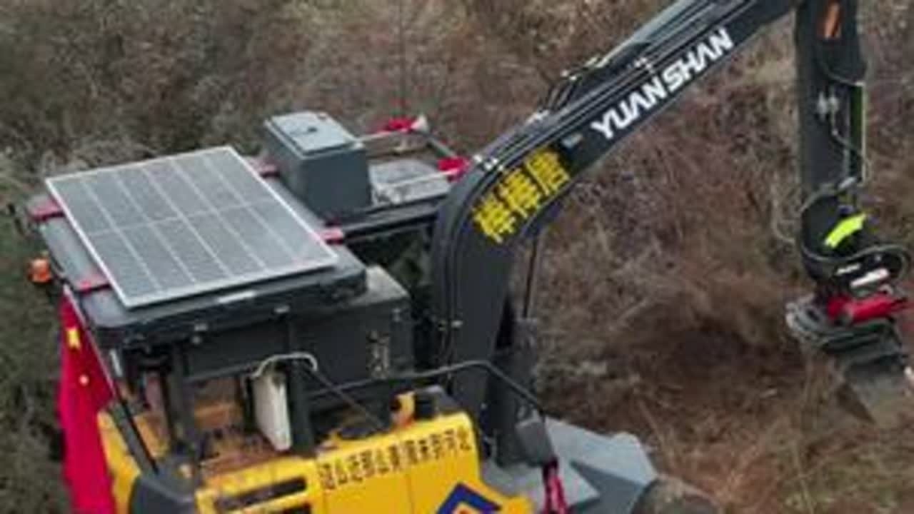 开挖机游全国的路上为村民抢修秋收打道路 路越难，越要开进去！明天，决战猪场救援路！#开挖机游全国 #开挖机游全国vlog #救援 #为秋收抢修道路 #山区搬运