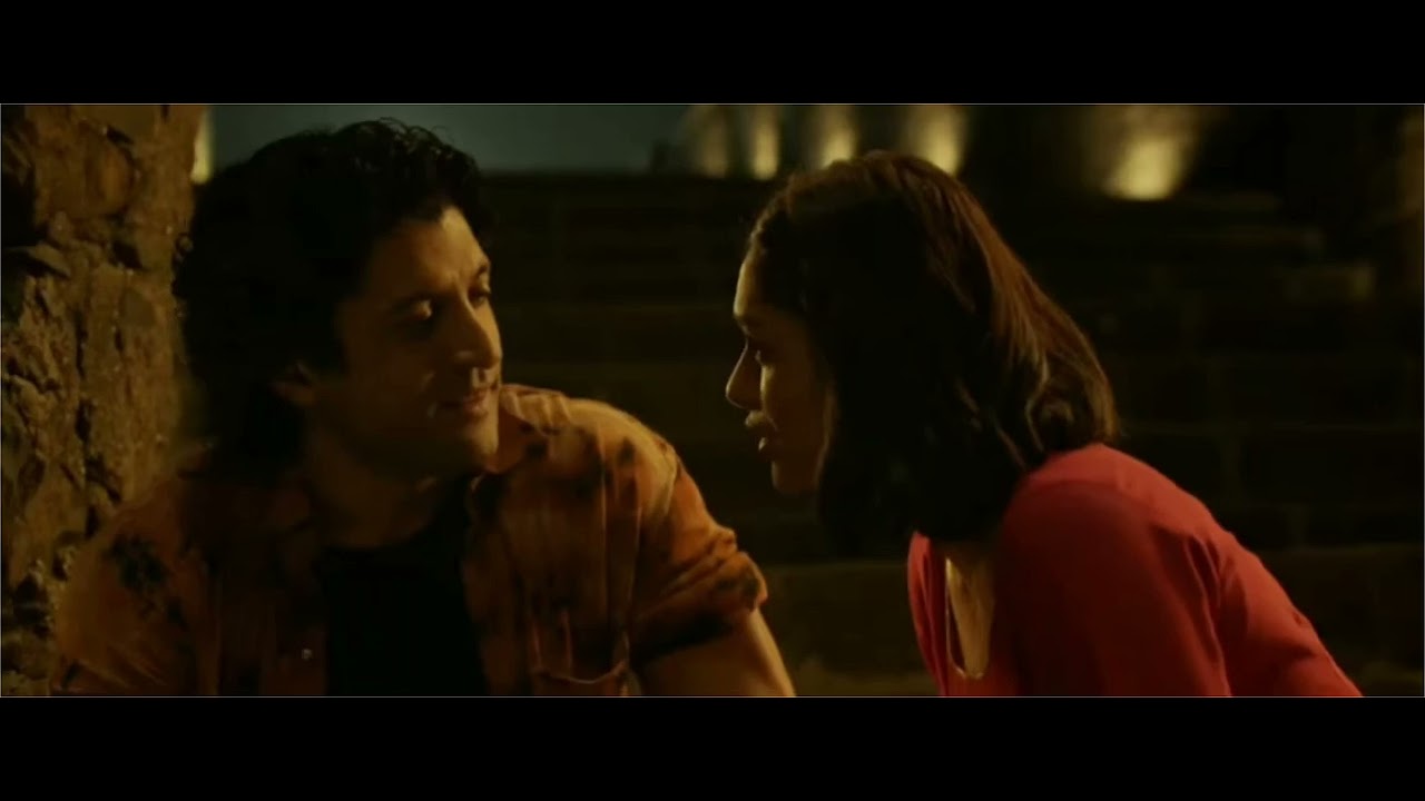 farhan Akhtar with mrunal thakur kissing scene 💖