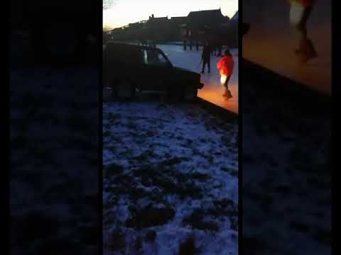 Auto zakt door ijs in Gerkesklooster