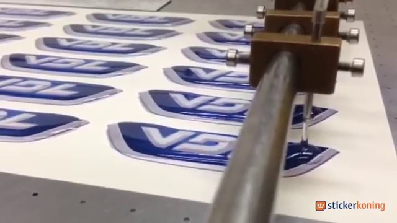 Doming of 3D stickers voorzien van epoxyhars - Stickerkoning - YouTube