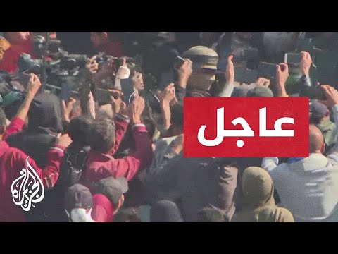 لحظة تسليم المحتجزة الإسرائيلية أربيل يهود قرب ركان منزل السنوار في خان يونس للصليب الأحمر