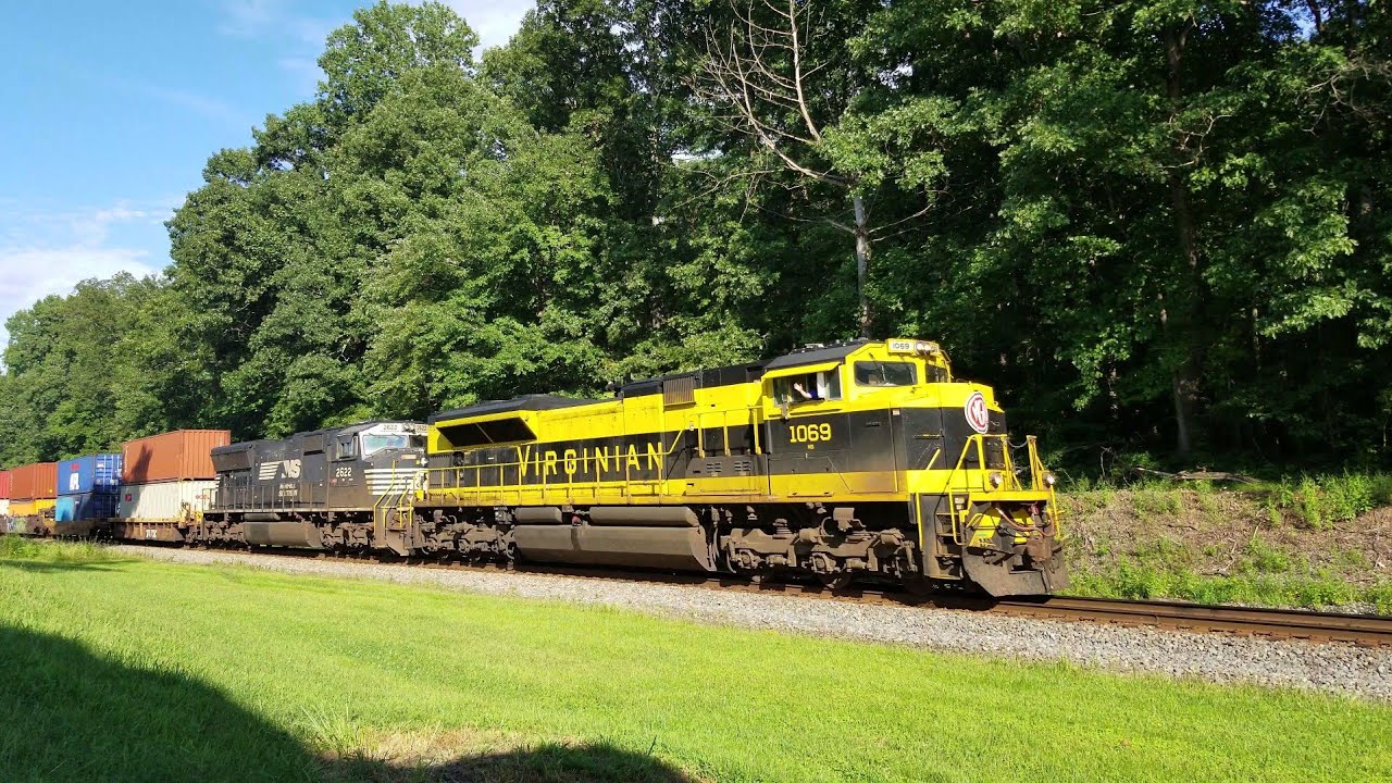 [4K] Virginian Railway Heritage Unit Leads NS 228 At Montpelier Station