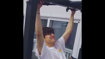 Taehyung heavy push ups 💪💜