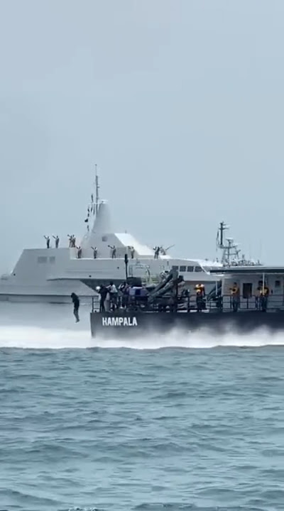 Prajurit Kopaska Terjun Paku dari Geladak KRI HAMPALA-880, Sailing Pass Hut ke 80 TNI