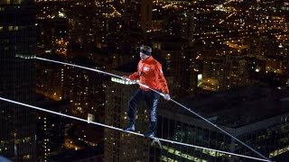 Wallenda camina a ciegas sobre el cielo de Chicago