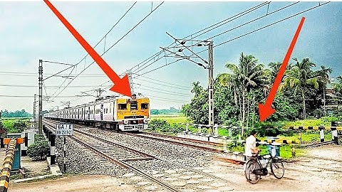 Careless man crossing the railgate:KWAE-HWAH EMU local