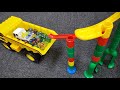 マーブルランと巨大なダンプトラック 木製コースとくみくみスロープのジャンプ台コースを走る Marble Run Dump Truck