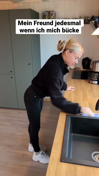 Mein Freund wenn ich mich bücke 🙄 #Shorts #lustig #couplecomedy #freundin