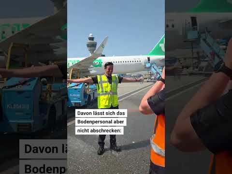 Flughafenpersonal planscht auf Rollfeld