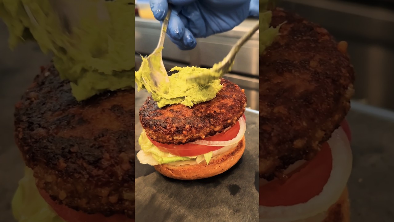 No Meat!? This Avocado Cheese Burger in Fukuoka Is So Good!