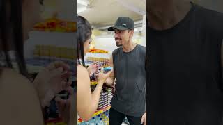ELE COLOCOU UM CARTÃO DE CRÉDITO AUTOMÁTICO NO BOLSO ,MAS VOCÊ NÃO VAI ACREDITAR PORQUE ELE FEZ ISSO