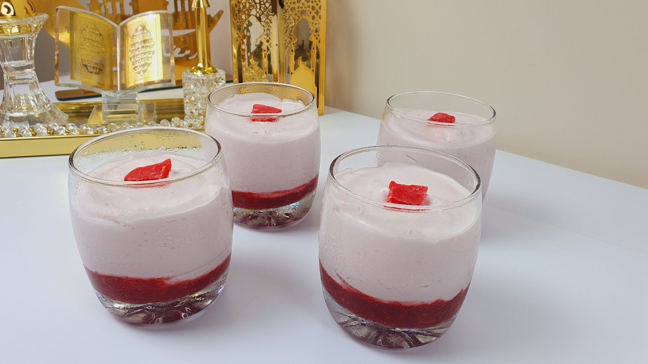 سحور 2026 : تحلية كريمة الجبن بالفواكه الحمراء، كريمية حريرية سريعة التحضير بلذة خيالية