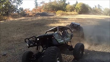 Axial RR10 Bomber vs Axial Wraith- Tug of War- Quak Rc
