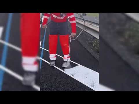 RARE TRADITIONAL SKILL: CONSTRUCTION WORKER STACKING BRICKS WITHOUT MACHINERY!