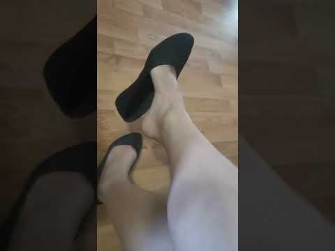 Dangling barefeet & flats footplay
