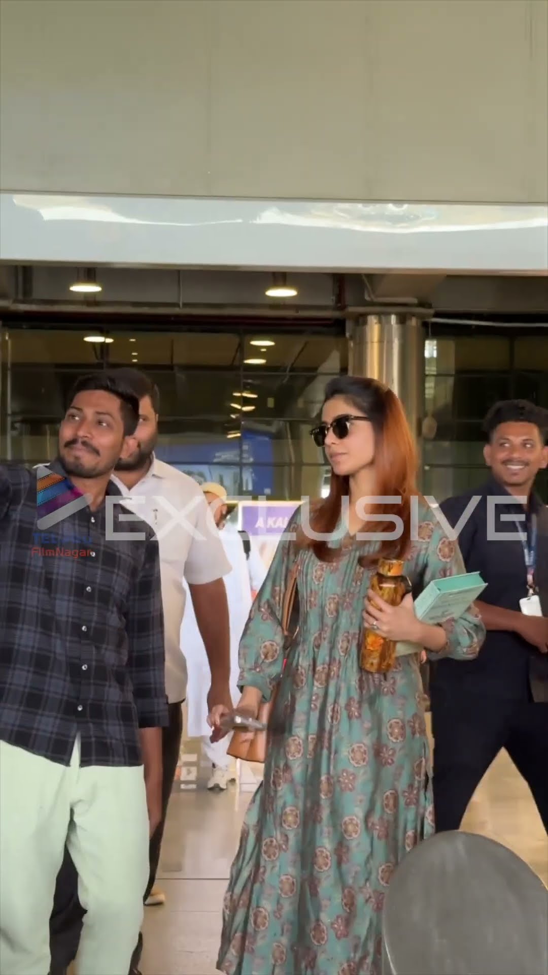 హైదరాబాద్ ఎయిర్ పోర్టులో క్యాజువల్ లుక్ తో మెరిసిన సమంత ❤️ | #Samantha | #Bangaram | #Shorts | TFN