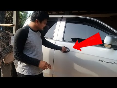 วีดีโอ: 4 วิธีในการดึงกุญแจที่ทิ้งไว้ในรถ