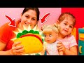 Anne Kız Kafe: Defne ve Ayşe, Gül için leziz bir sandviç hazırlıyor! Yemek yapma videoları.