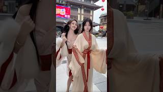 南浔古镇位于浙江湖州,是明清时期的江南蚕丝名镇,以中西合璧的建筑风格闻名。景区分为三大区块,涵盖张石铭故居、小莲庄、嘉业堂藏书楼、百间楼等,有“文化之邦”美誉,诞生了张静江、徐迟等名人。